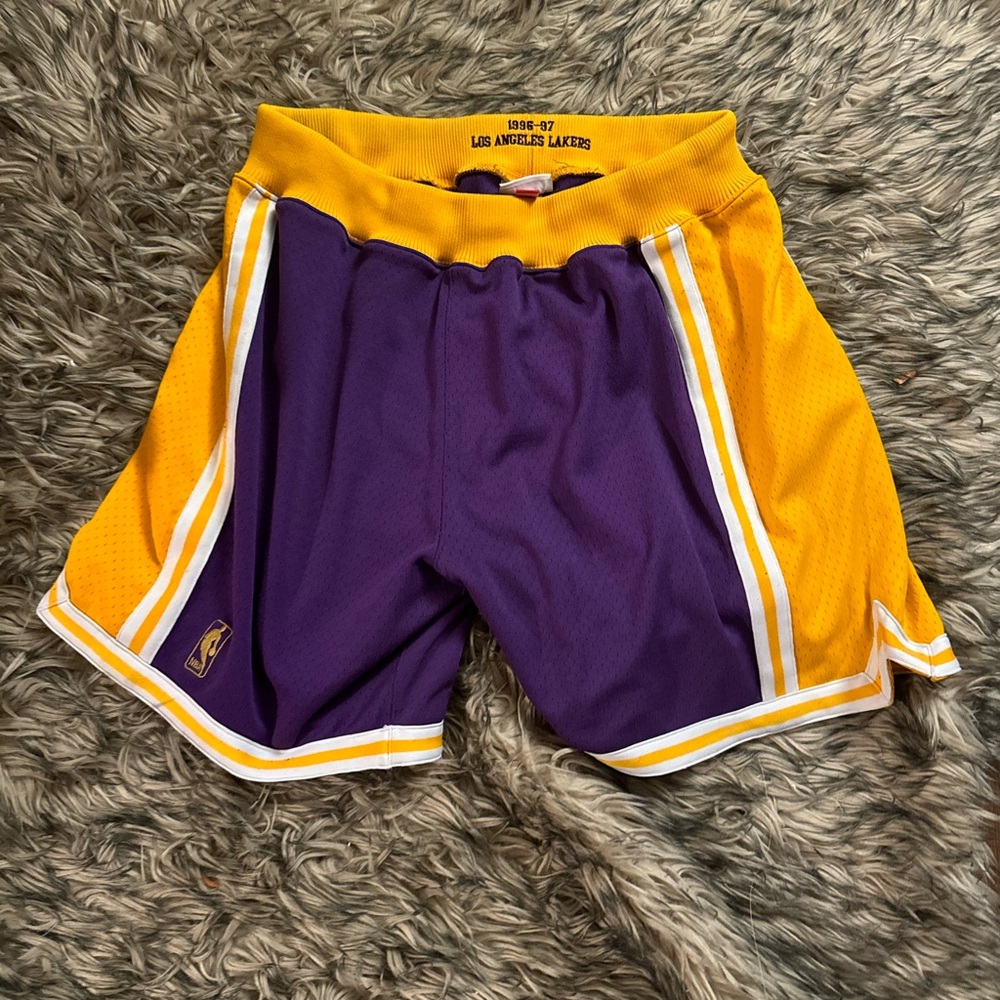 VINTAGE AUTHENTIC LAKERS NBA SHORTS FITS SZ L-XL